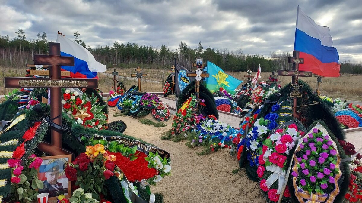     Военнослужащих хоронили несколько дней подряд.