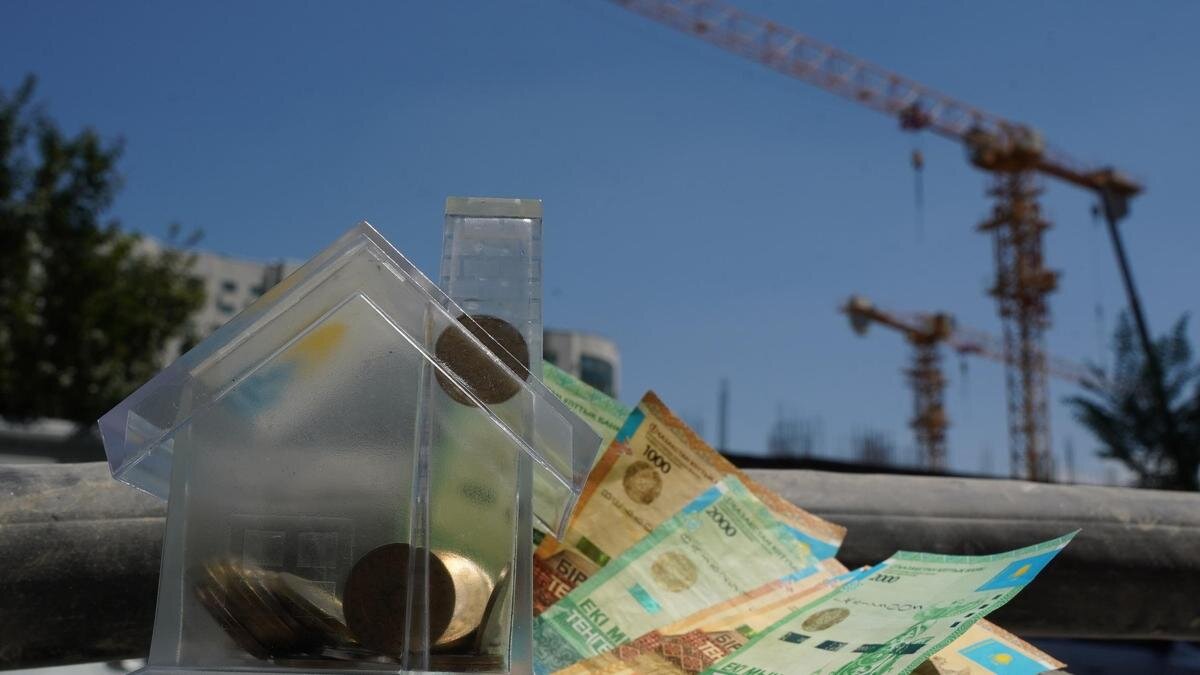    Домик-копилка на фоне стройки.:NUR.KZ/Владимир Третьяков