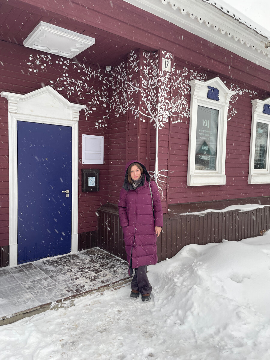 "Лев и вишня" - я вообще не ожидала, что настолько стильное место может быть в крошечном городе, который в основном живет за счет туризма. Зимой людей мало, приехало несколько профессионалов и энтузиастов из города, и были местные активисты, которые центр помогали создавать и в его судьбе заинтересованы. 