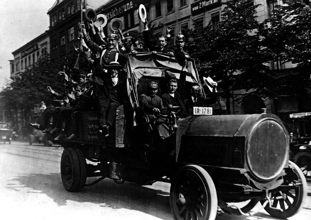 Радостные германские резервисты празднуют отправку на фронт, август 1914 года.