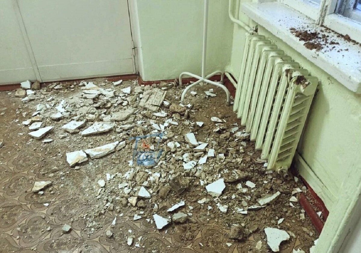    Тяжёлые куски упали прямо у входа в кабинет врача Светлана Лёвкина