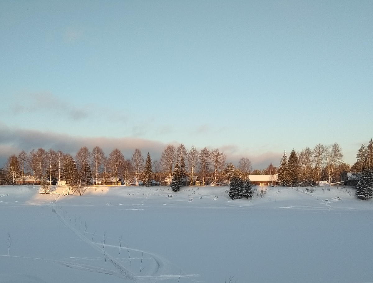 Вон наши дома, стоят на берегу реки...