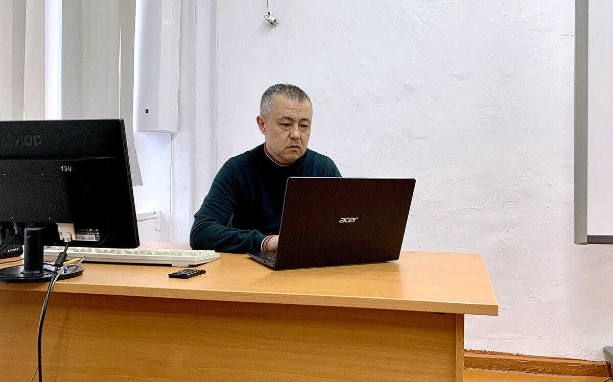 Сельский учитель готовит ноутбук для проведения ВПР