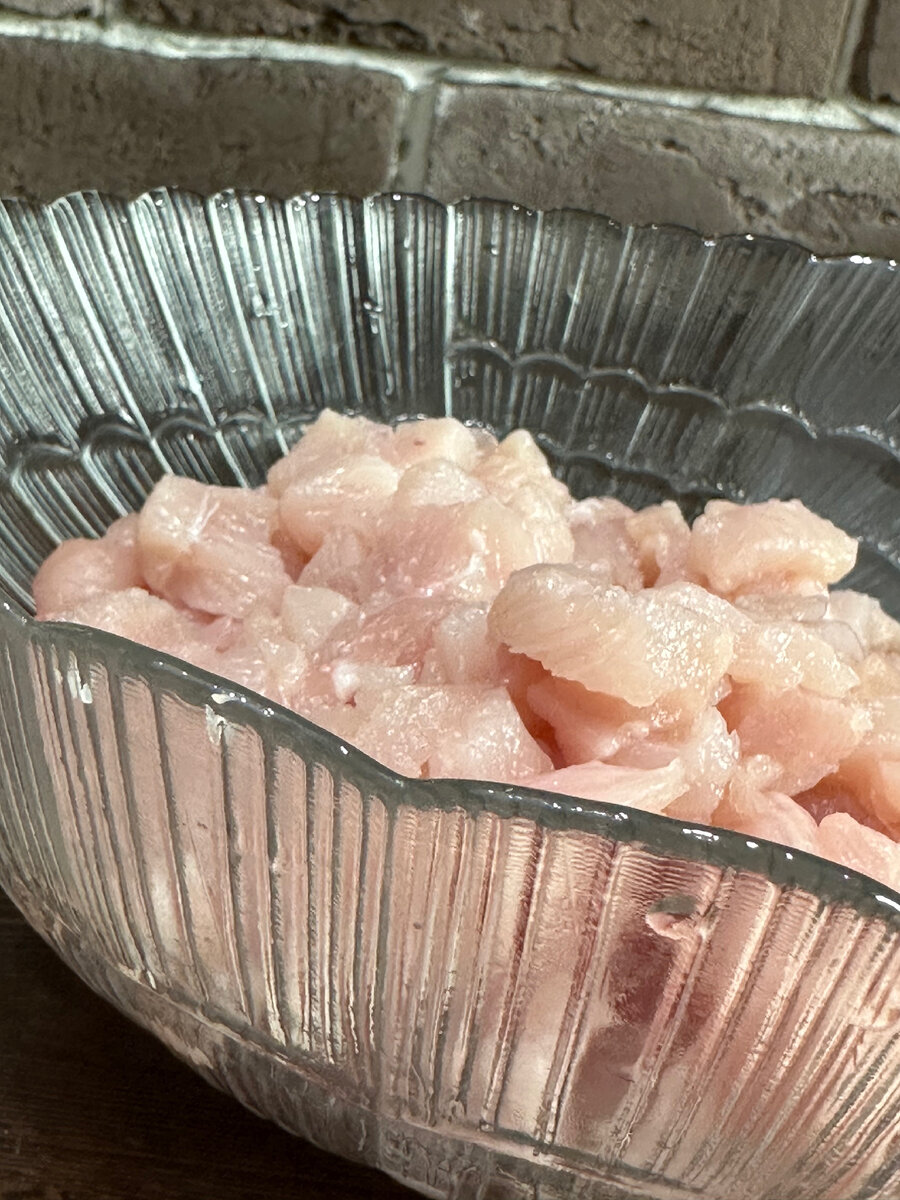 Куриное филе режем на маленькие кубики 