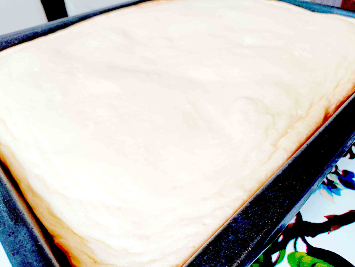 Творожная запеканка после выпечки. Фото не передаёт желтоватый оттенок верха.