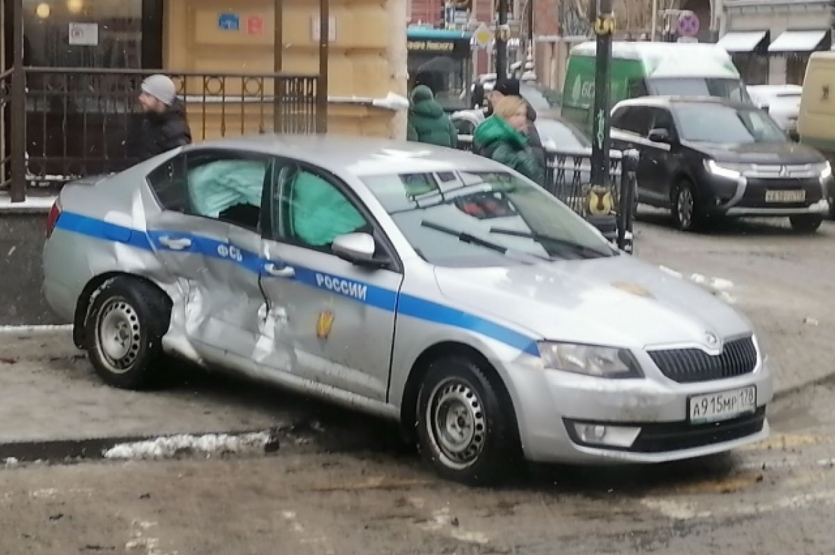 Служебный автомобиль ФСБ протаранили в центре Петербурга | АиФ – Санкт- Петербург | Дзен