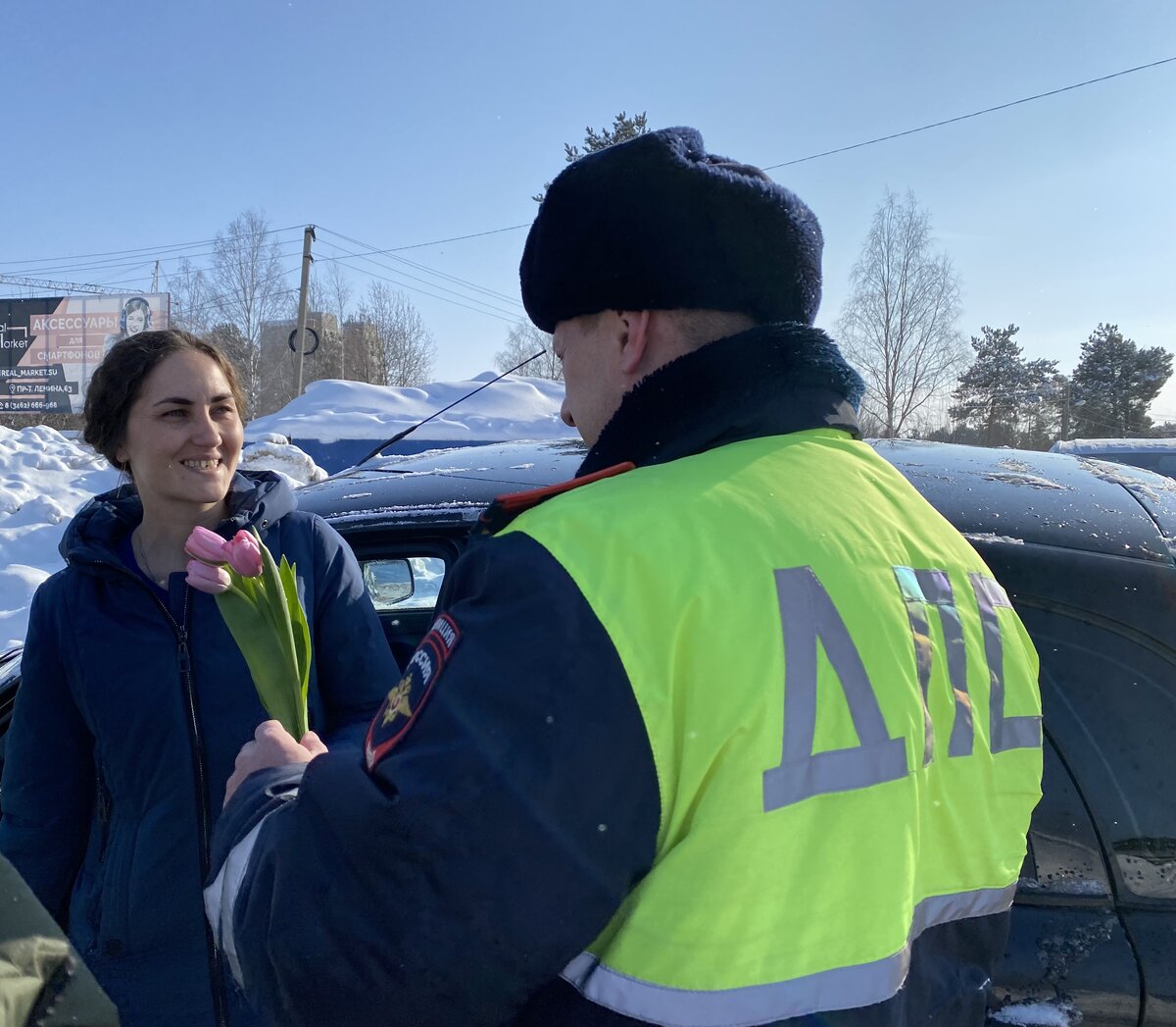    В Сургутском районе полицейские поздравили женщин с наступающим праздником