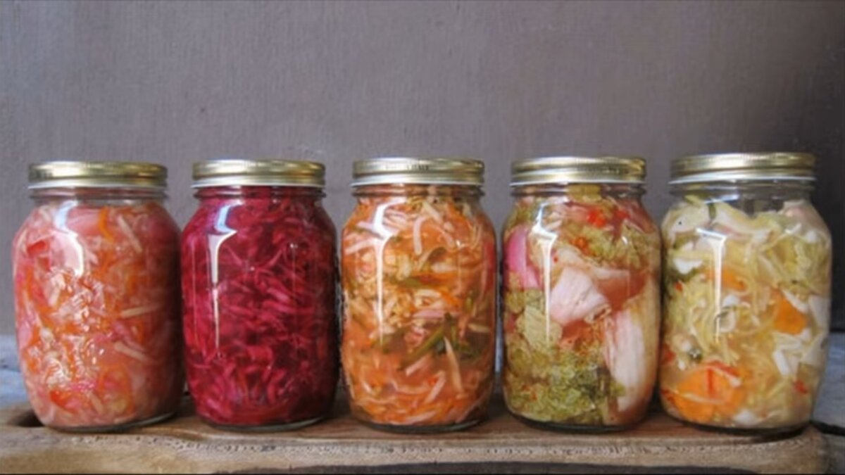 Ферментированные овощи улучшают работу кишечника, уменьшают метеоризм, спазмы, устраняют чувство тяжести в животе после еды