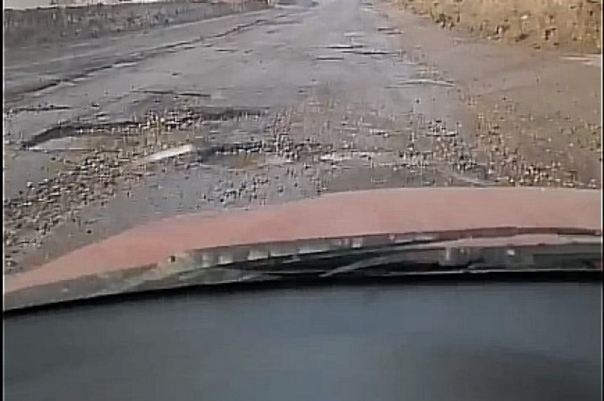    Водители проезжают участок пути под Тверью в 30 км за час из-за ям