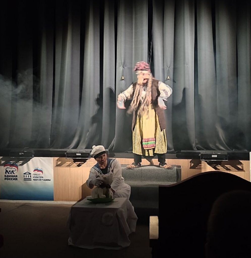 Главная злодейка на сцене...📷     «Кара-Кара-Каракум» от мамы Козы и «Yesterday» от полярной совушки: в волжском театре кукол показали капустник
