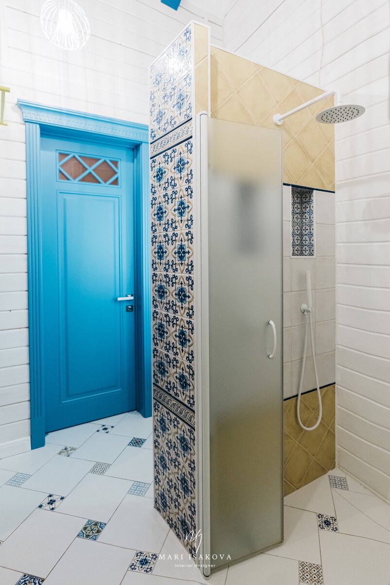 Зона душа и каркасная перегородка, возведенная по центру комнаты с целью зонирования пространства. Проект дом-баня 39 м2.