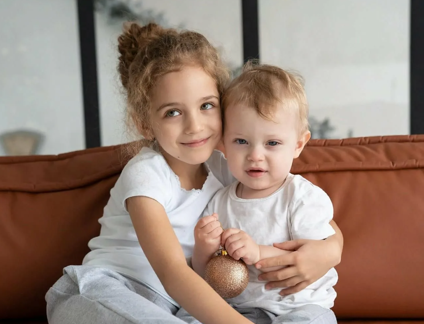 Фотосессии с новорожденными. Маленькая девочка с папой. Застенчивый ребенок фото. Маленькие подружки. Девушка.