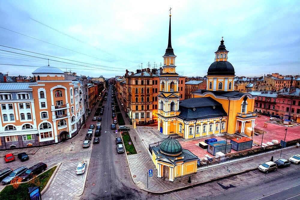 Сегодня я приглашаю вас отправиться в небольшое путешествие по одной из самых удивительных улиц Литейной части Петербурга, по Моховой. Удивительна она многими вещами.