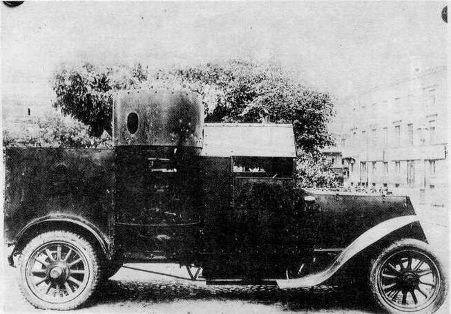 "Остин" 1-й серии перед Михайловским манежем в Петрограде.Боковые щитки водительской кабины опущены, пулеметы в башнях не установлены. Источник: coollib.com