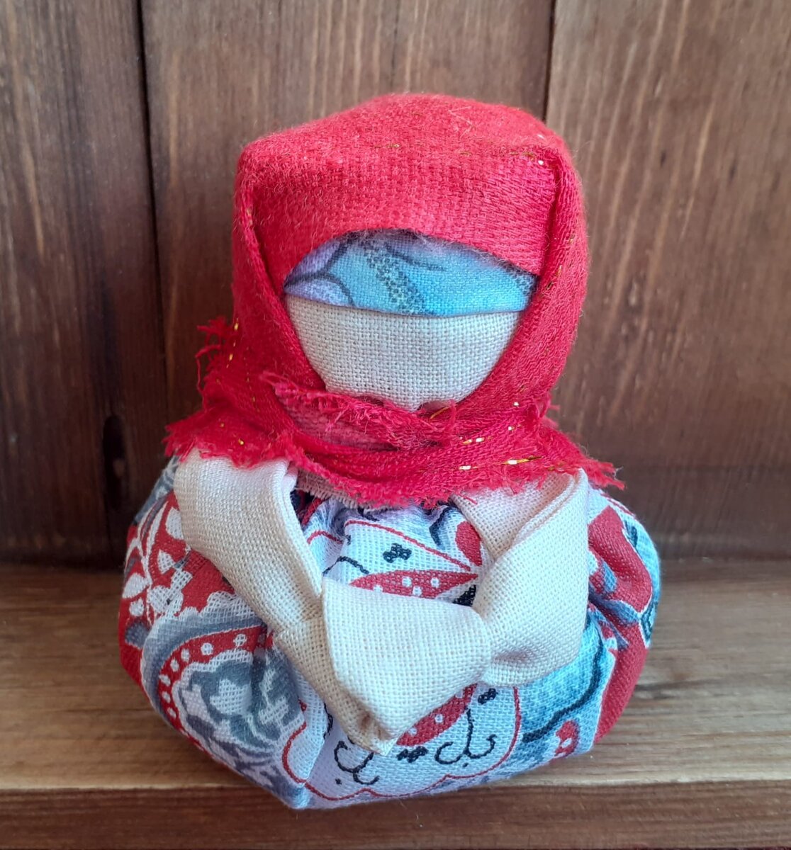 Благополучница. Руки оберега завязаны в узел на  животе, чтобы не выпустить благополучие из дома