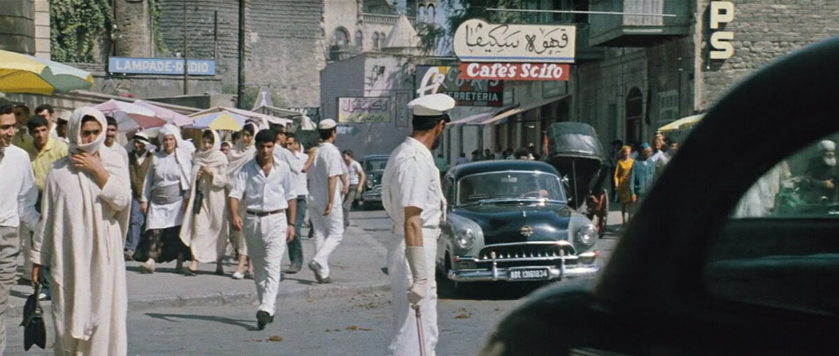 Opel Kapitän на перекрестке иностранного города © Мосфильм