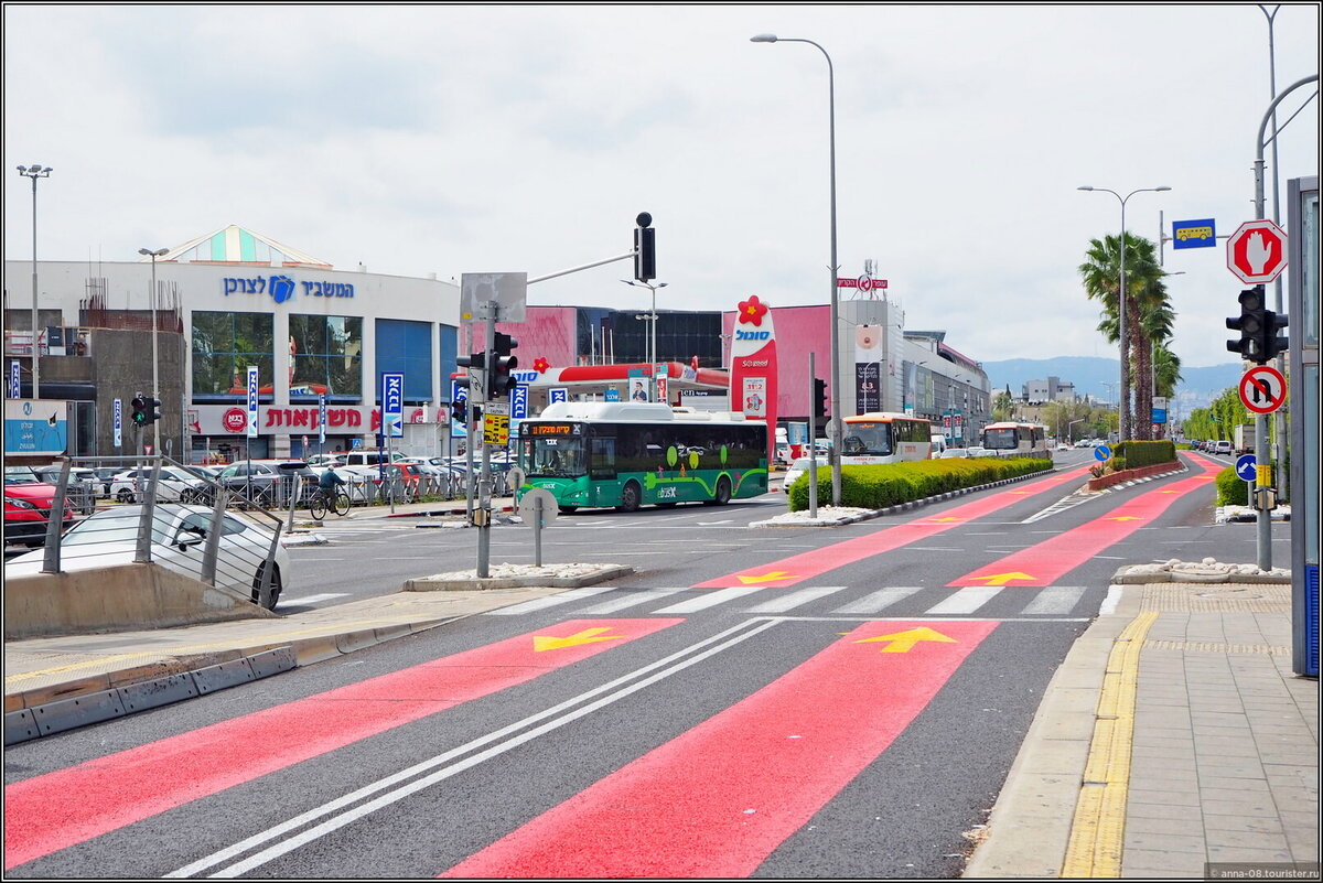 Разделяет два городка автодорога на Акко (Derech Akko) — основная транспортная магистраль, в центре которой окрашенная в красный цвет полоса движения скоростных автобусов — метронитов © Анна Кудрявцева