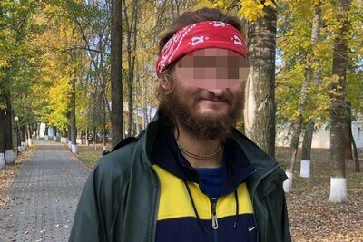    Мужчина, задержанный за желто-синюю одежду на 9 Мая ©Telegram-канал Baza