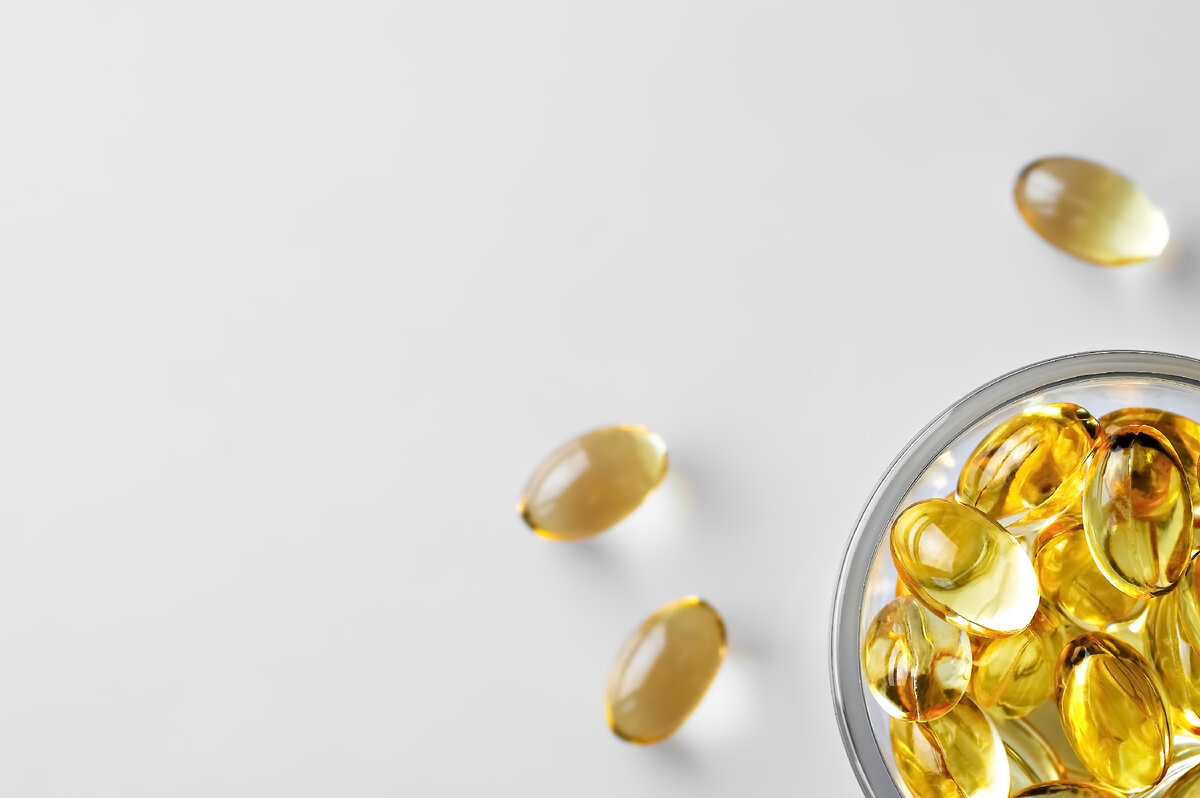 <a href="https://ru.freepik.com/free-photo/capsules-of-fish-oil-in-a-glass-bowl_10470980.htm#query=%D0%B2%D0%B8%D1%82%D0%B0%D0%BC%D0%B8%D0%BD%20%D0%B4&position=1&from_view=search&track=ais">Изображение от ededchechine</a> на Freepik