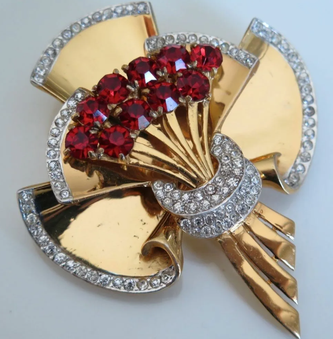 Однажды в сказке эстетика. Лиам джонс однажды в сказке. Лейси френч однажды в сказке. Однажды украшенный. Once upon a time jewelry.