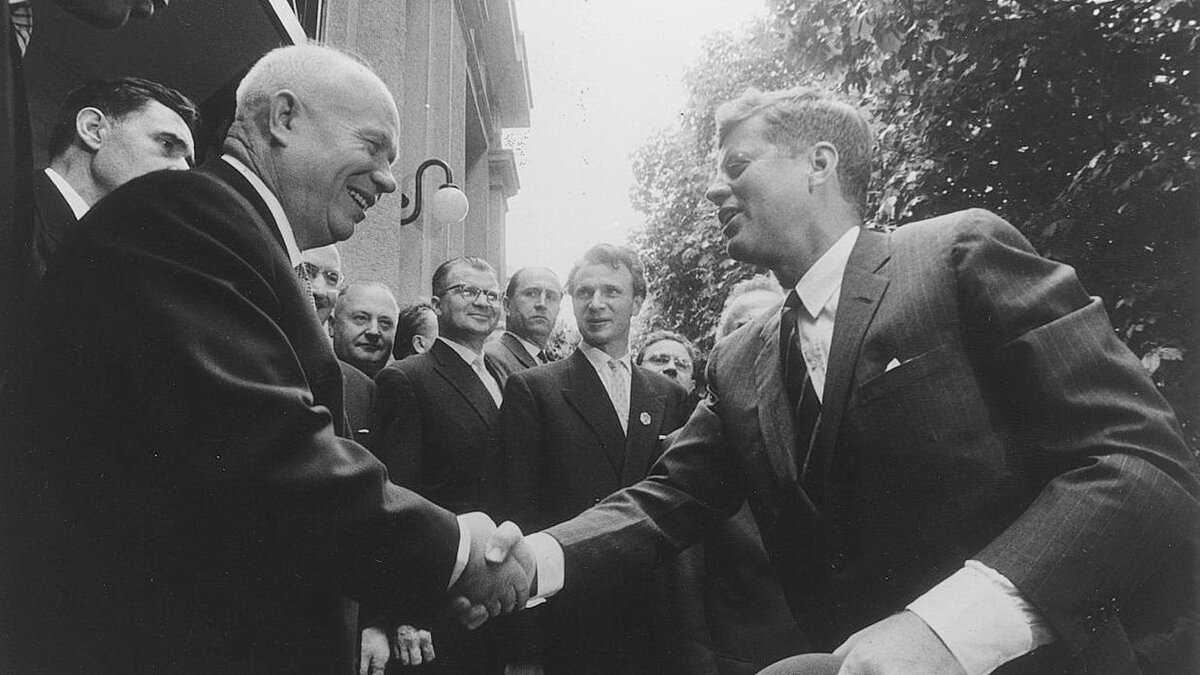 Хрущев и кеннеди. Встреча хрущева и кеннеди. Встреча хрущева и кеннеди в вене 1961. Хрущев никита сергеевич и кеннеди. Никита хрущев и джон кеннеди.