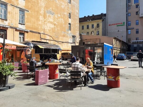 Двор Владимирского Пассажа с фуд-зоной