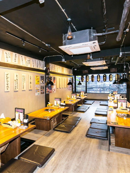 Столы с низкой посадкой. Под столами свободное место, куда можно спустить ноги. Во всех столах грили, а над ними вытяжки небольшие. 