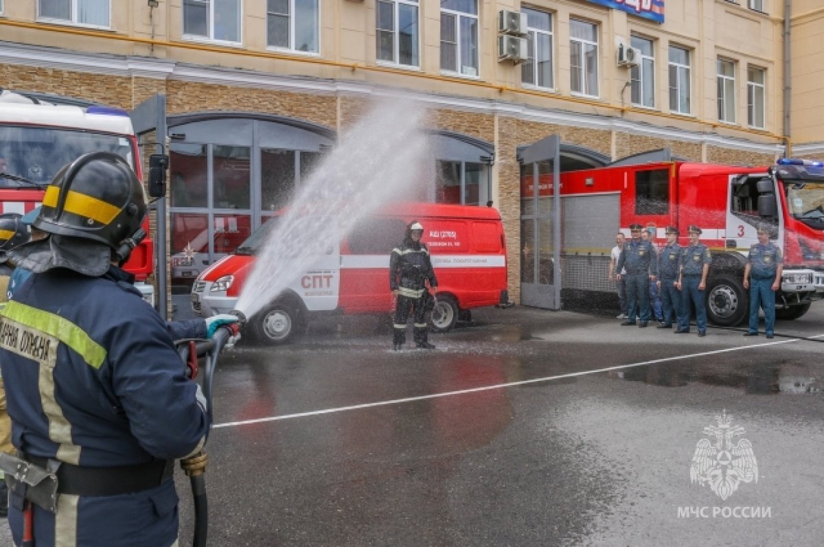    Душем из брандспойтов и воем сирен спасатели проводили коллегу в Волгограде