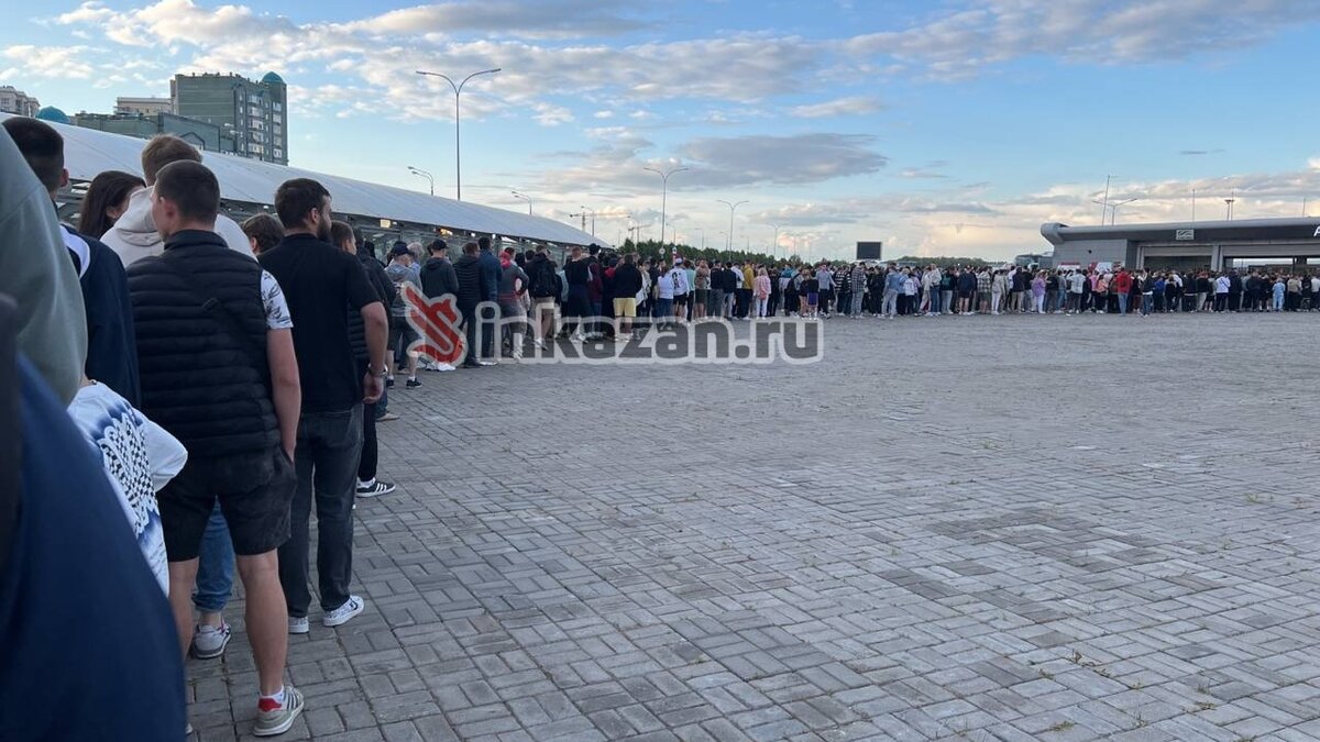     В Казани возле стадиона «Ак Барс Арена» образовалась длинная очередь на игру полуфинала Медиалиги. Об этом сообщил корреспондент Inkazan с места события.