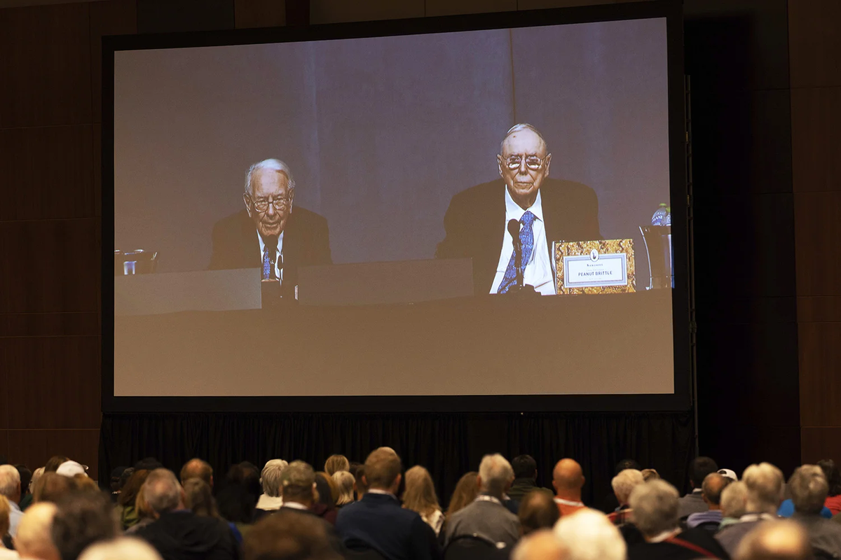 Выступление Уоррен Баффет начал с общего обзора корпоративных показателей за последние квартал и год, огласив цифры по многочисленным предприятиям, которые принадлежат компании целиком или частично (Фото AP·TASS)