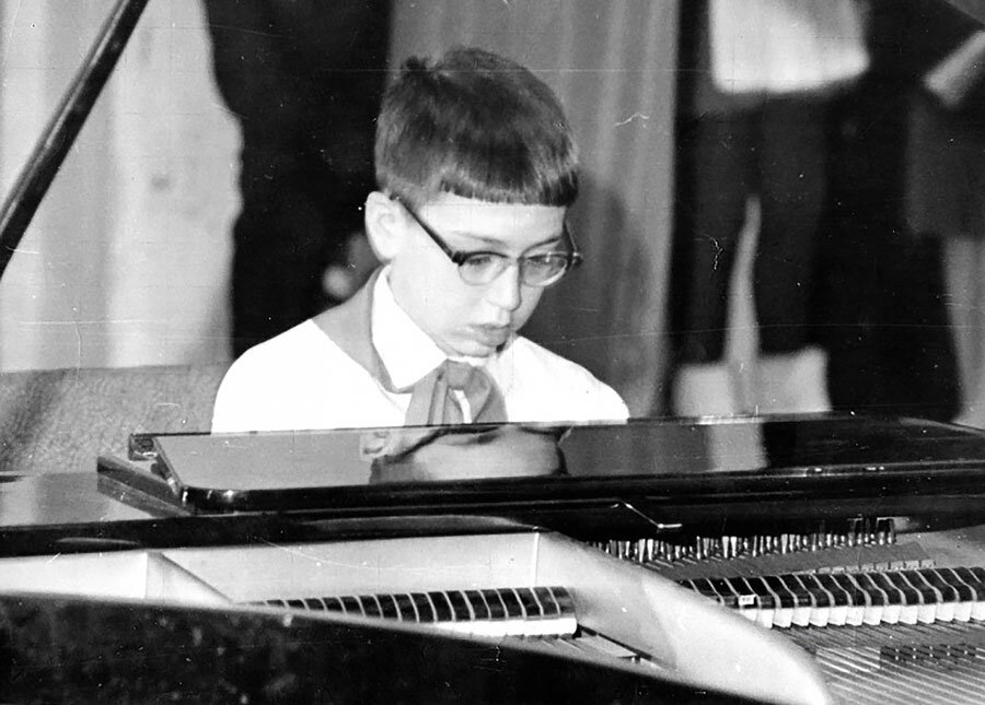 «Если еврейский мальчик спускается с трапа самолета, и у него в руках нет скрипки, то это значит, что он пианист.»