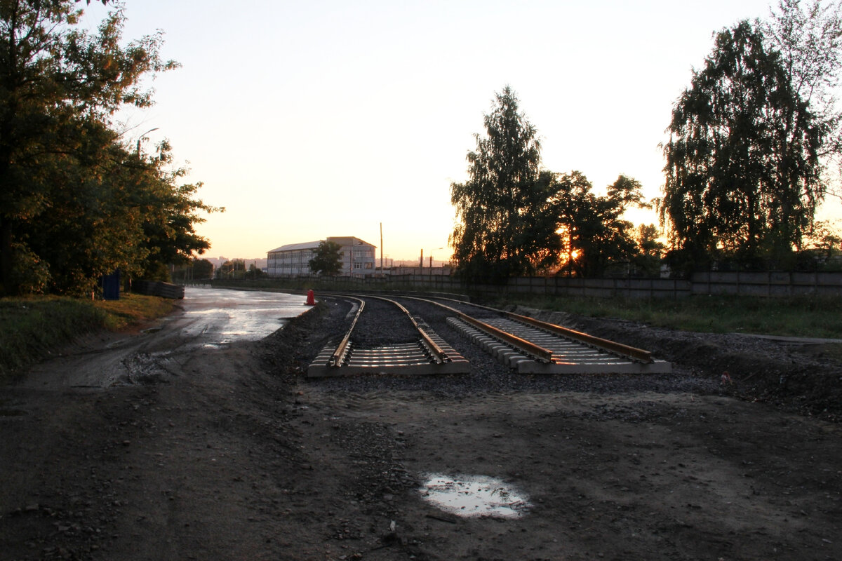 Прерывающиеся пути на пересечении с Дачной улицей. 