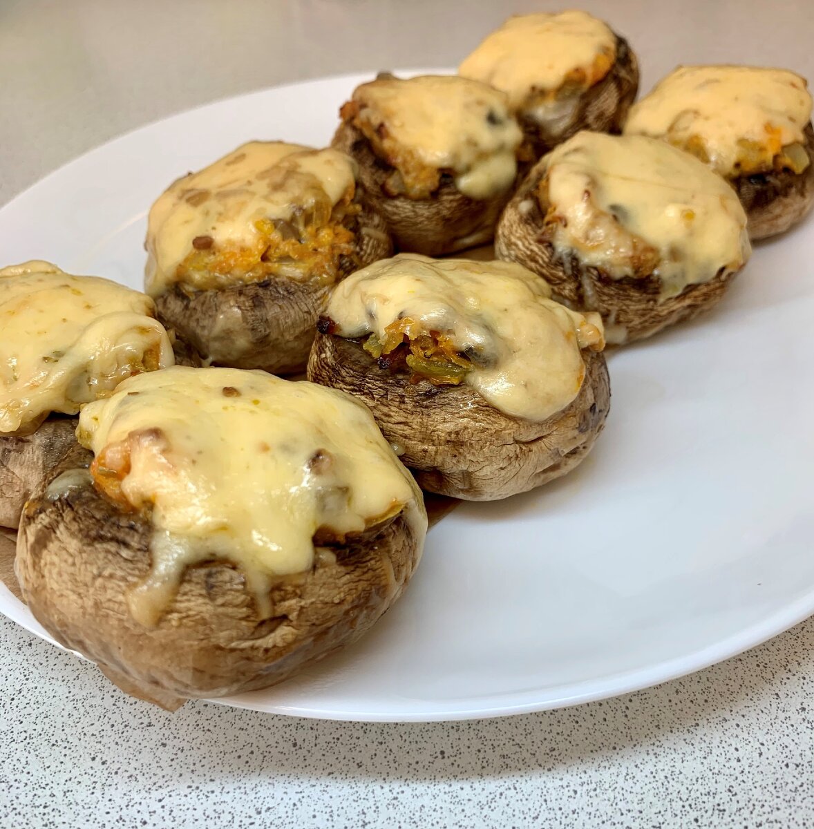 Настолько все просто и доступно. Подойдет к любому столу, в том числе и к праздничному.