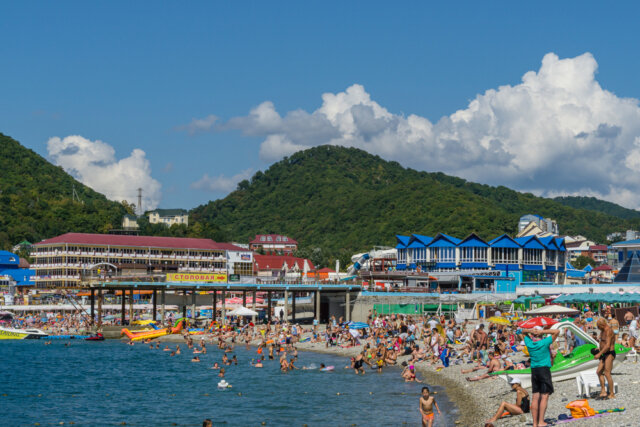 Отдыхающие на пляже в Сочи.