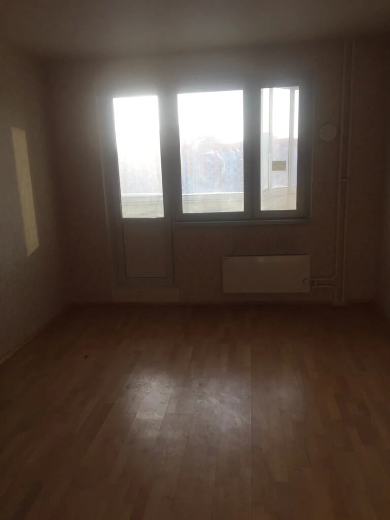 Комната 18 кв метров, на стенах были дешевые обои и лампочка.