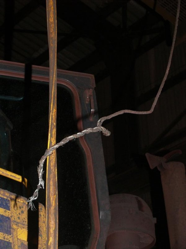 Канат, который разорвался, на первый взгляд он даже нетолстый.