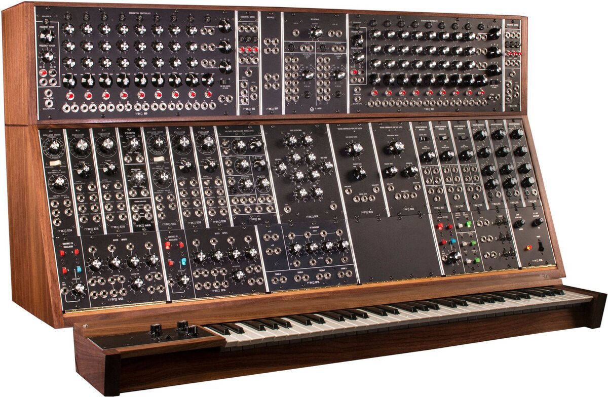 Синтезатор системы Moog. Источник: Яндекс.картинки