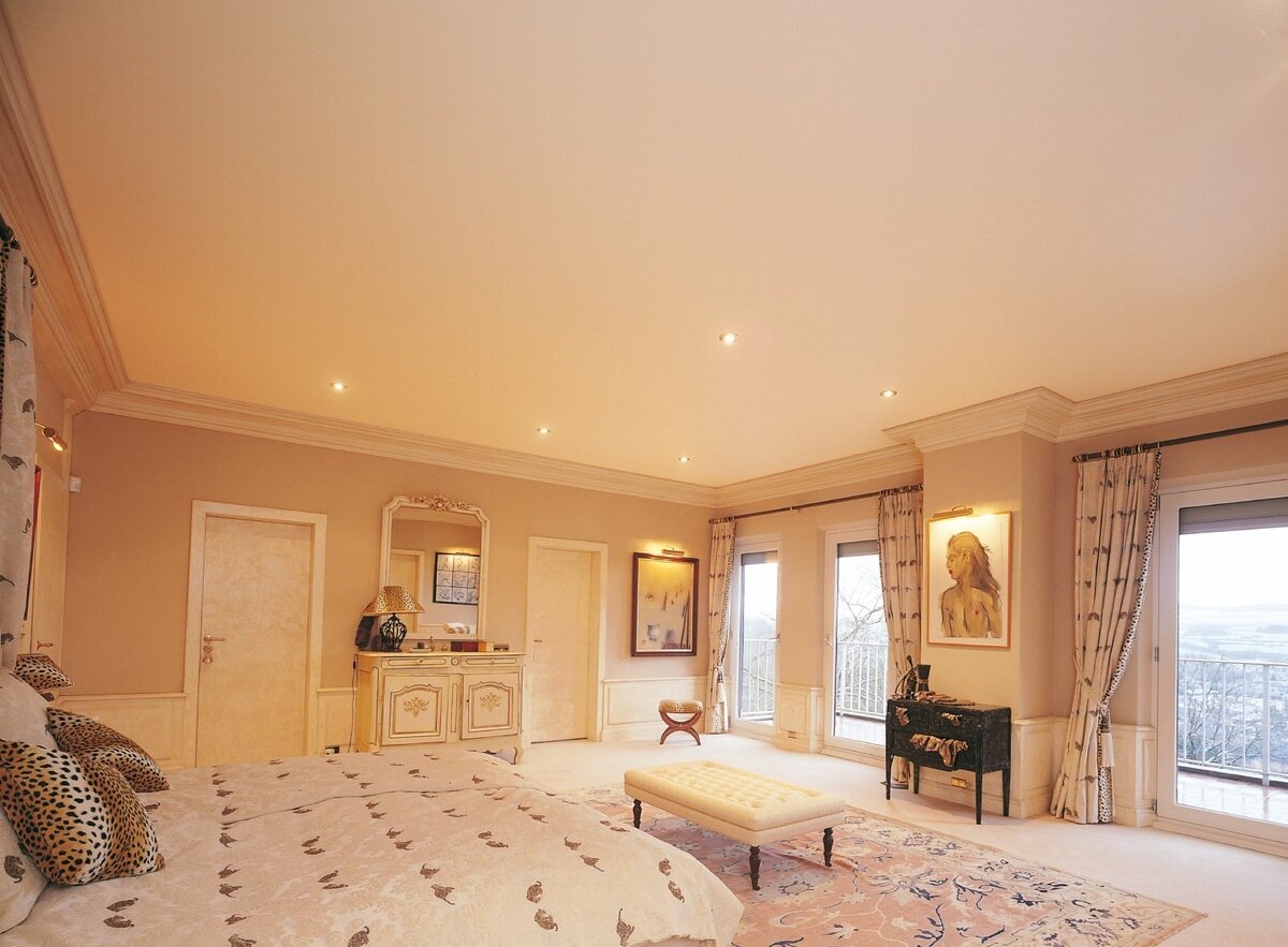 Бежевый потолок