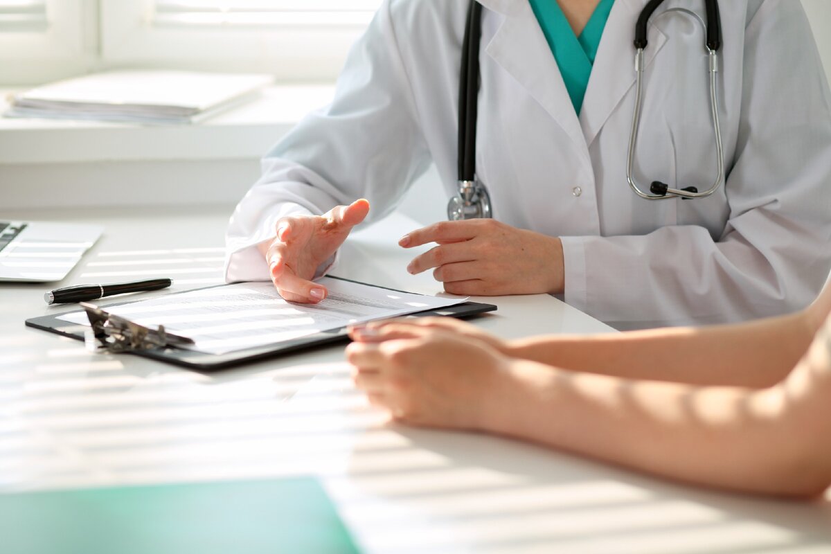 Чаще требуются капельницы с растворами, но в критических обстоятельствах может быть нужна первичная медицинская помощь с последующей госпитализацией в стационар наркологии. Вызвать нарколога на дом можно круглосуточно. 