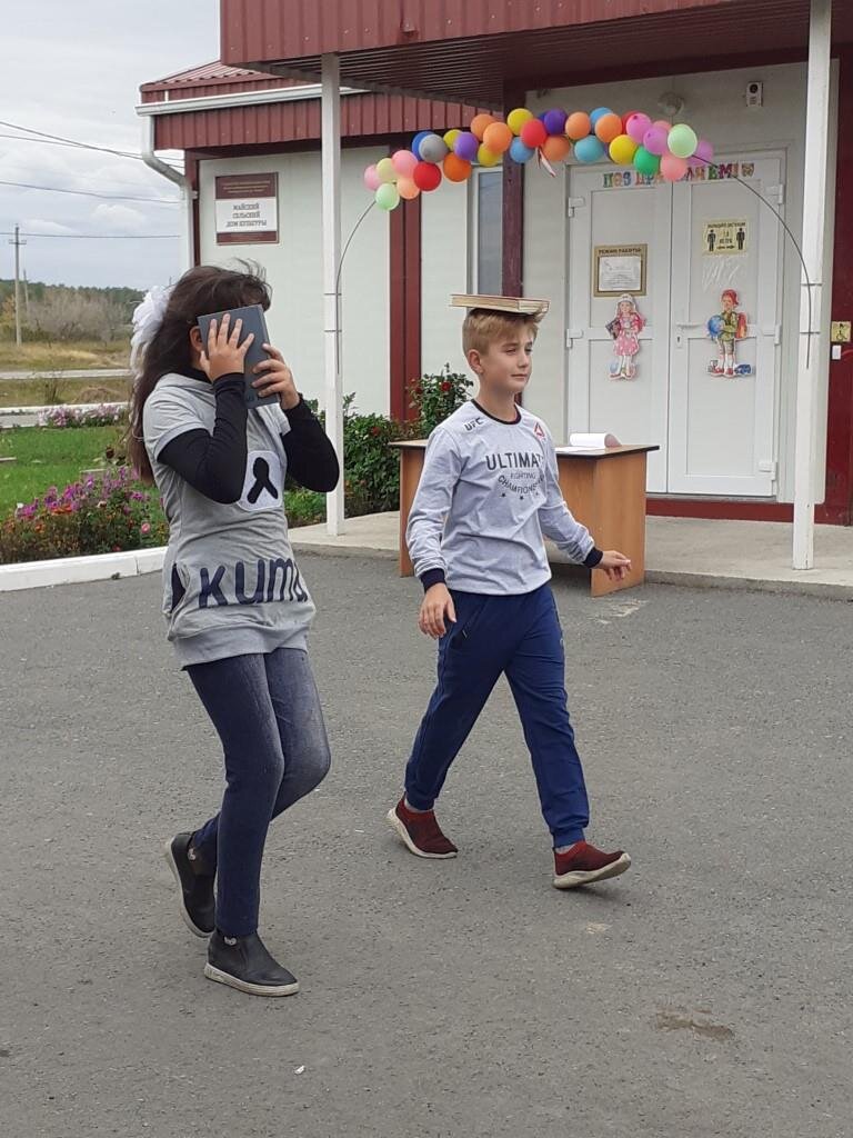 Яркие букеты, нарядные школьники, хорошее настроение, долгожданная встреча с одноклассниками – всё это 1 сентября. По всей России проходят праздничные мероприятия для детей и родителей.