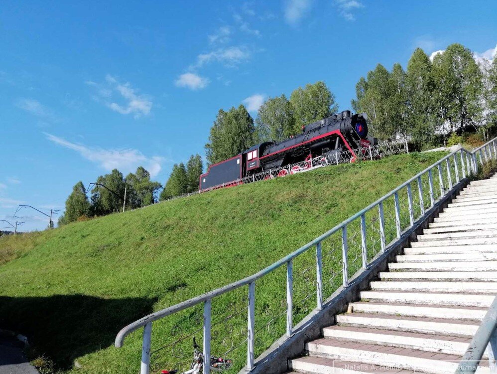 Центра таштагол. Памятник паровозу л-0697 Таштагол. Паровоз в Таштаголе. Железный городок Таштагол. Таштагол Кемеровская область.