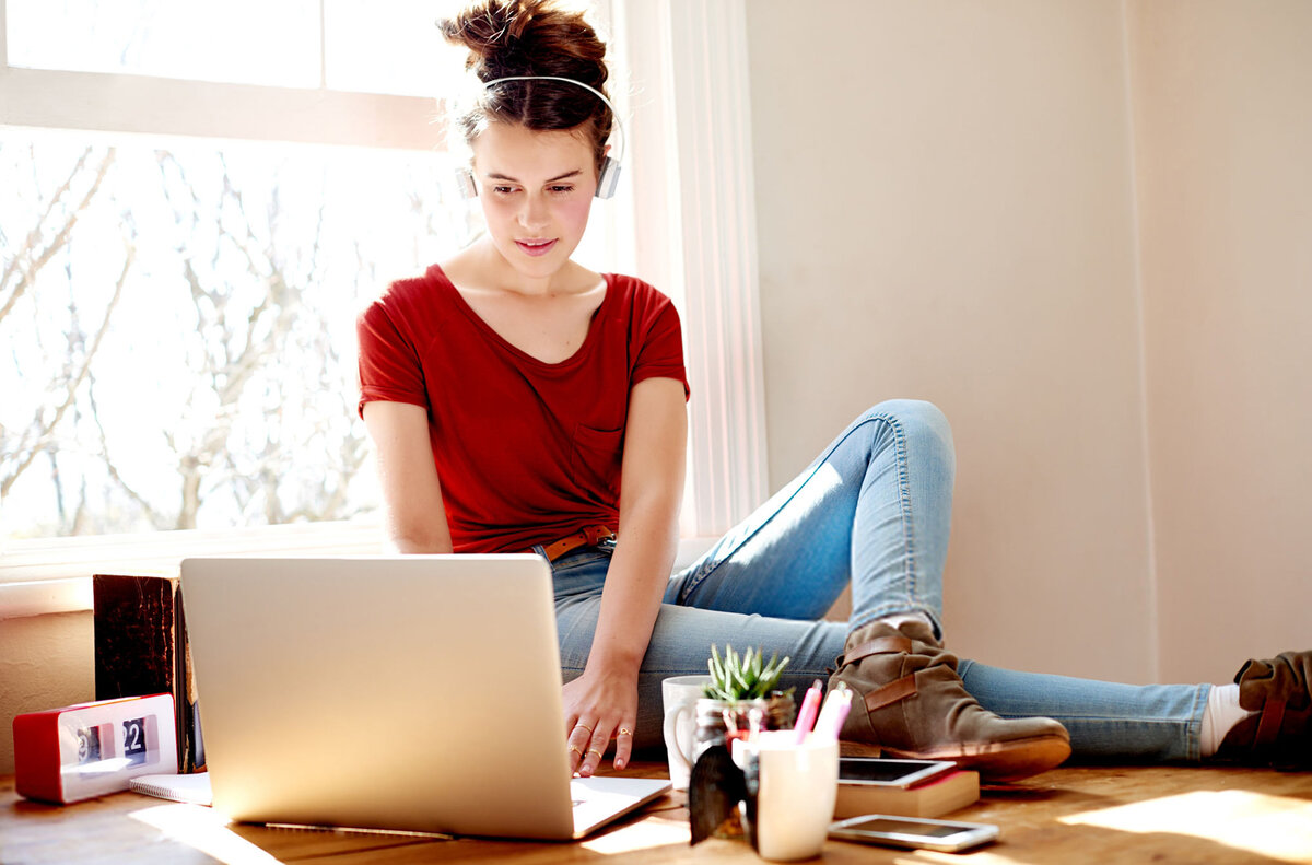 Самостоятельный тренинг. Студент с ноутбуком. Китайский студент с ноутбуком.