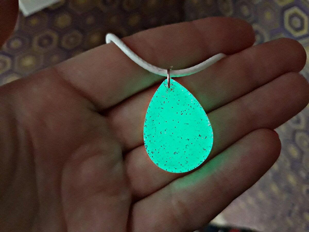 Кулон с использованием люминофора