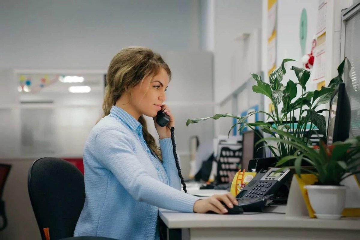 Рекрутер проведёт первичные телефонные интервью, выбирая лучших кандидатов для встречи. 