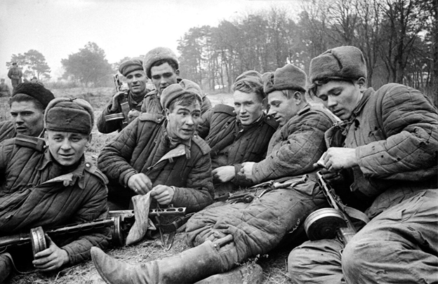 Советские автоматчики на привале. Фото в свободном доступе.