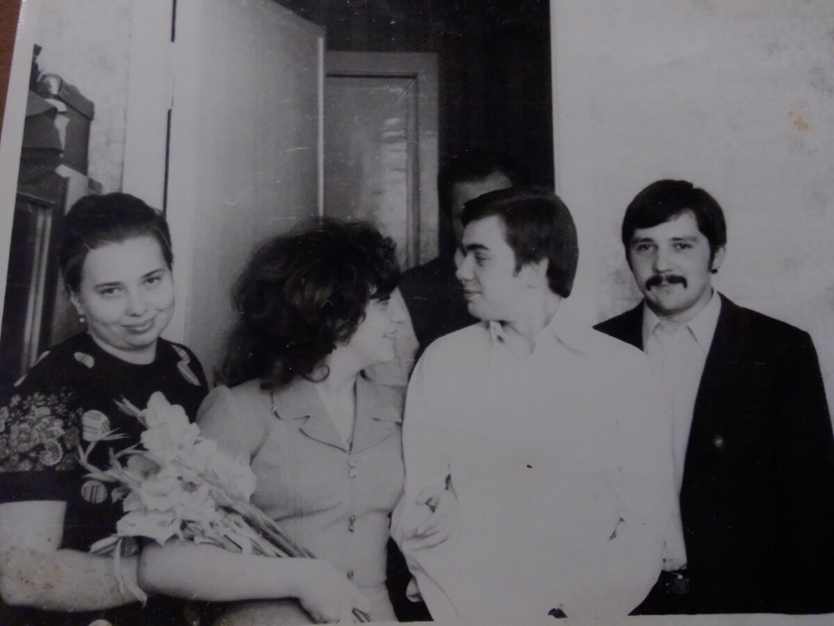 Родители на второй день свадьбы со свидетелями. Фото из семейного архива автора.