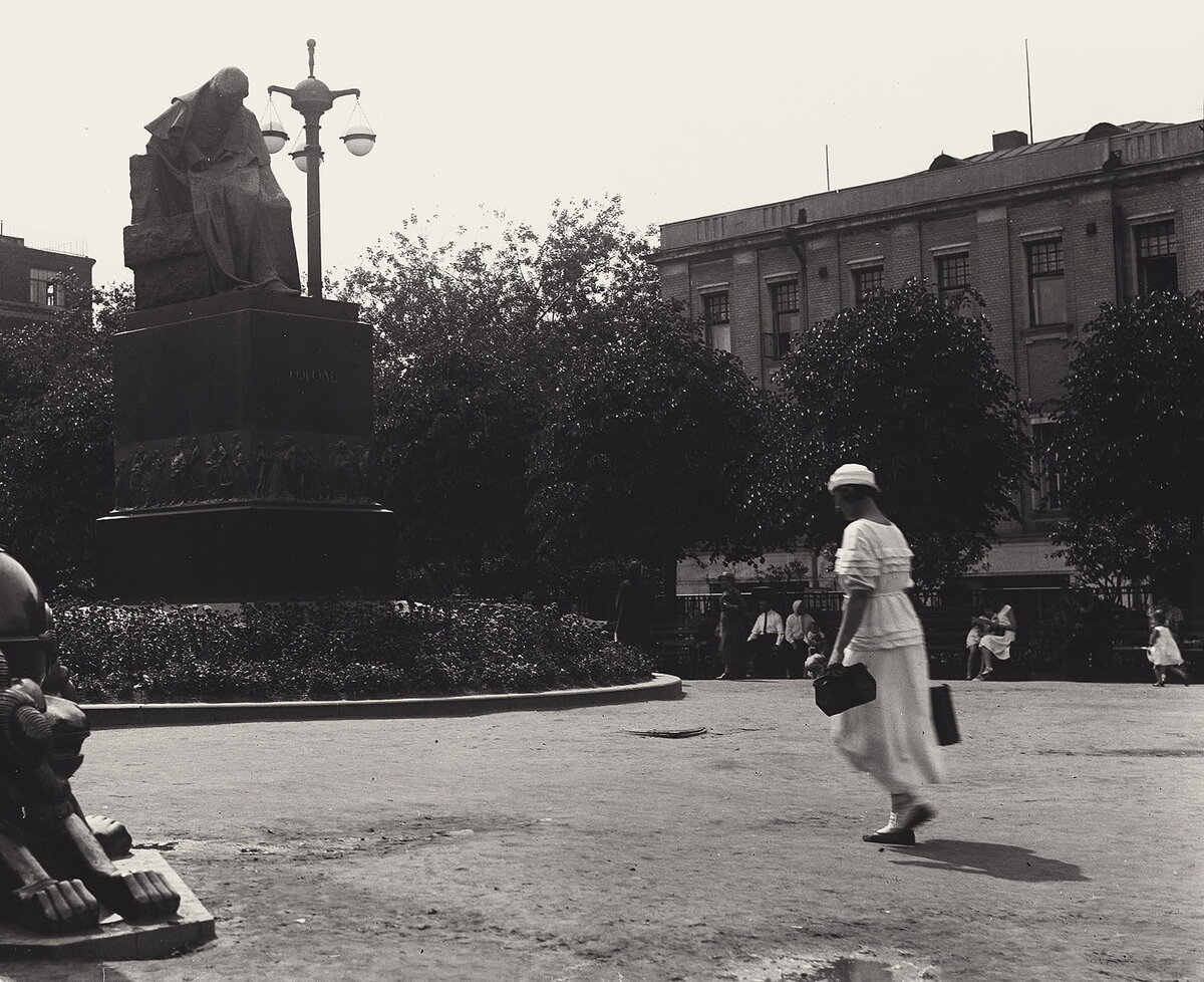 Николай Андреев. Памятник Н. Гоголю в Москве, 1909 Сейчас расположен у Дома-музея Н. Гоголя на Никитском бульваре