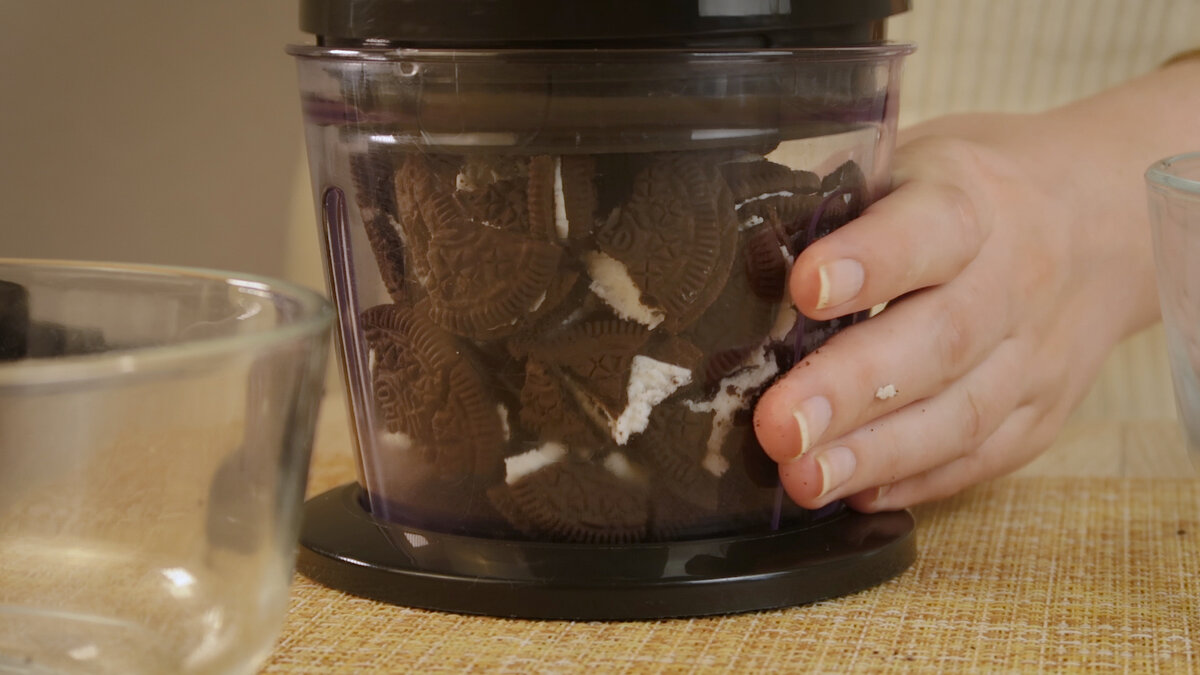 Для начала просто возьмем печеньки орео и измельчим их в блендере или скалкой в мелкую крошку. собственно из этого печенья мы и будем делать тесто для шариков.