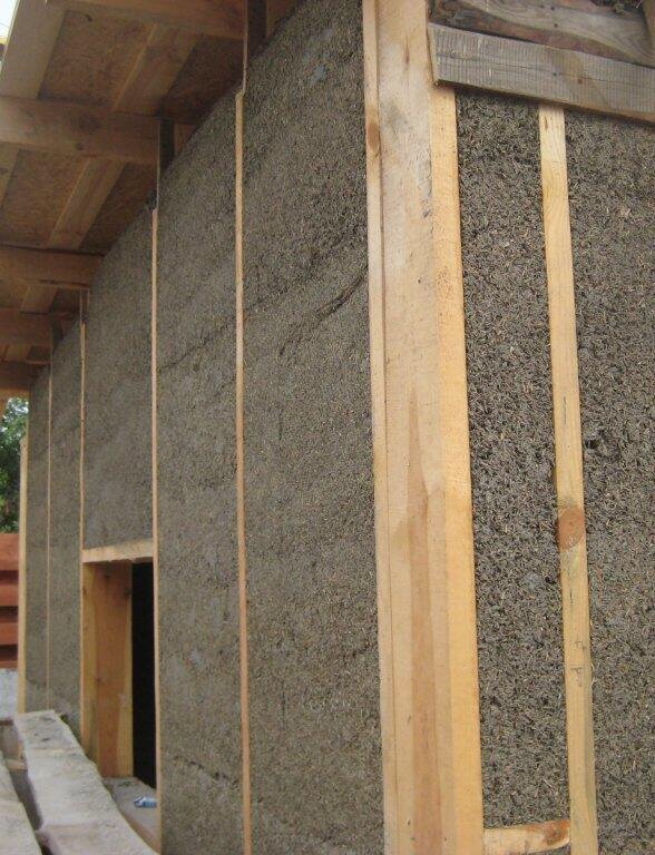 Укладываем утеплитель между брусков