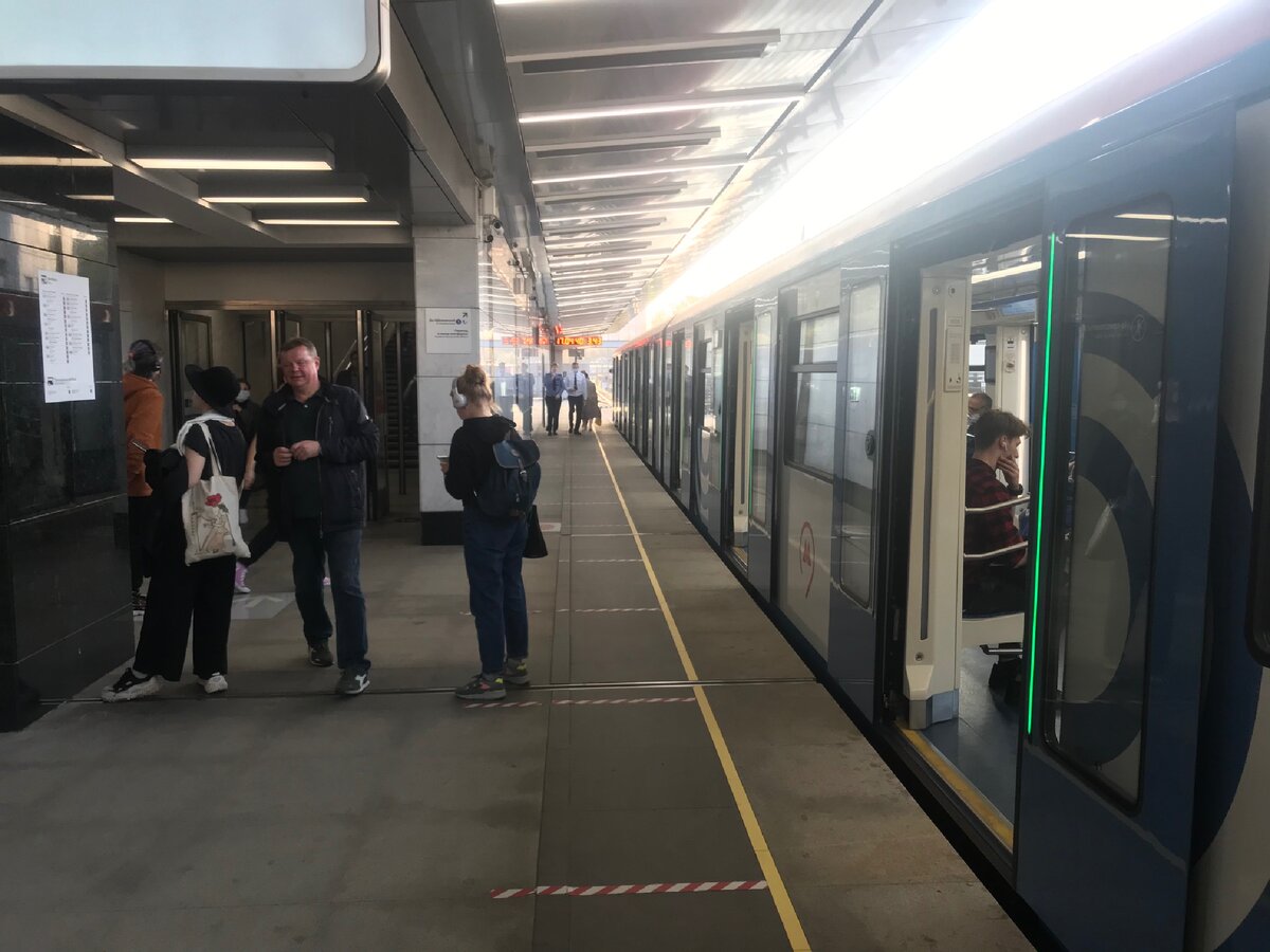 Станция «Кунцевская». Справа — поезд серии «Москва» на третьем пути, высаживает и принимает пассажиров. 